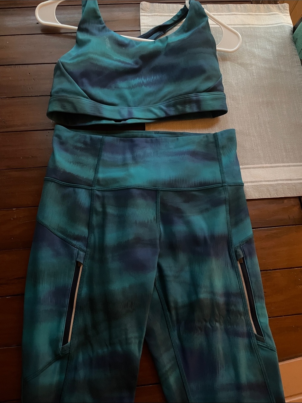Athleta ranier printed workout setWomen’s Teal & Black Sleeveless Crop Top